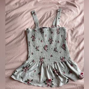 Cute floral top xs never worn